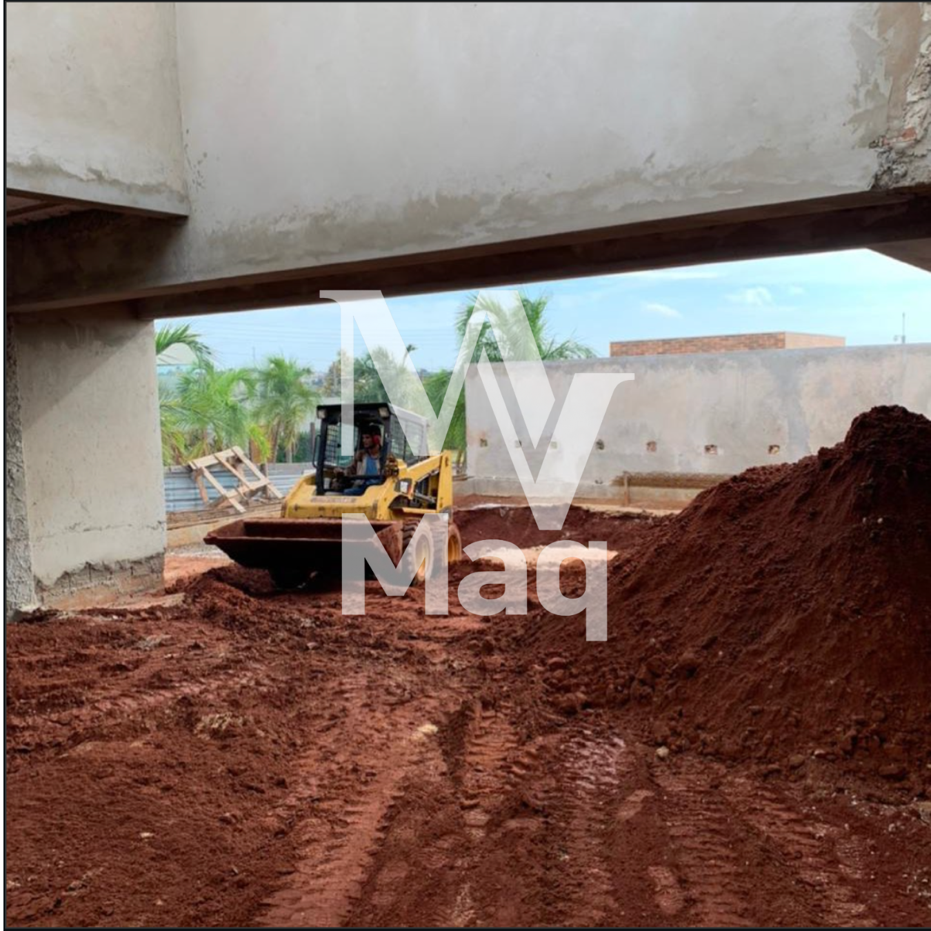Minicarregadeira nivelando terra sob laje de obra em Campo Grande - MS