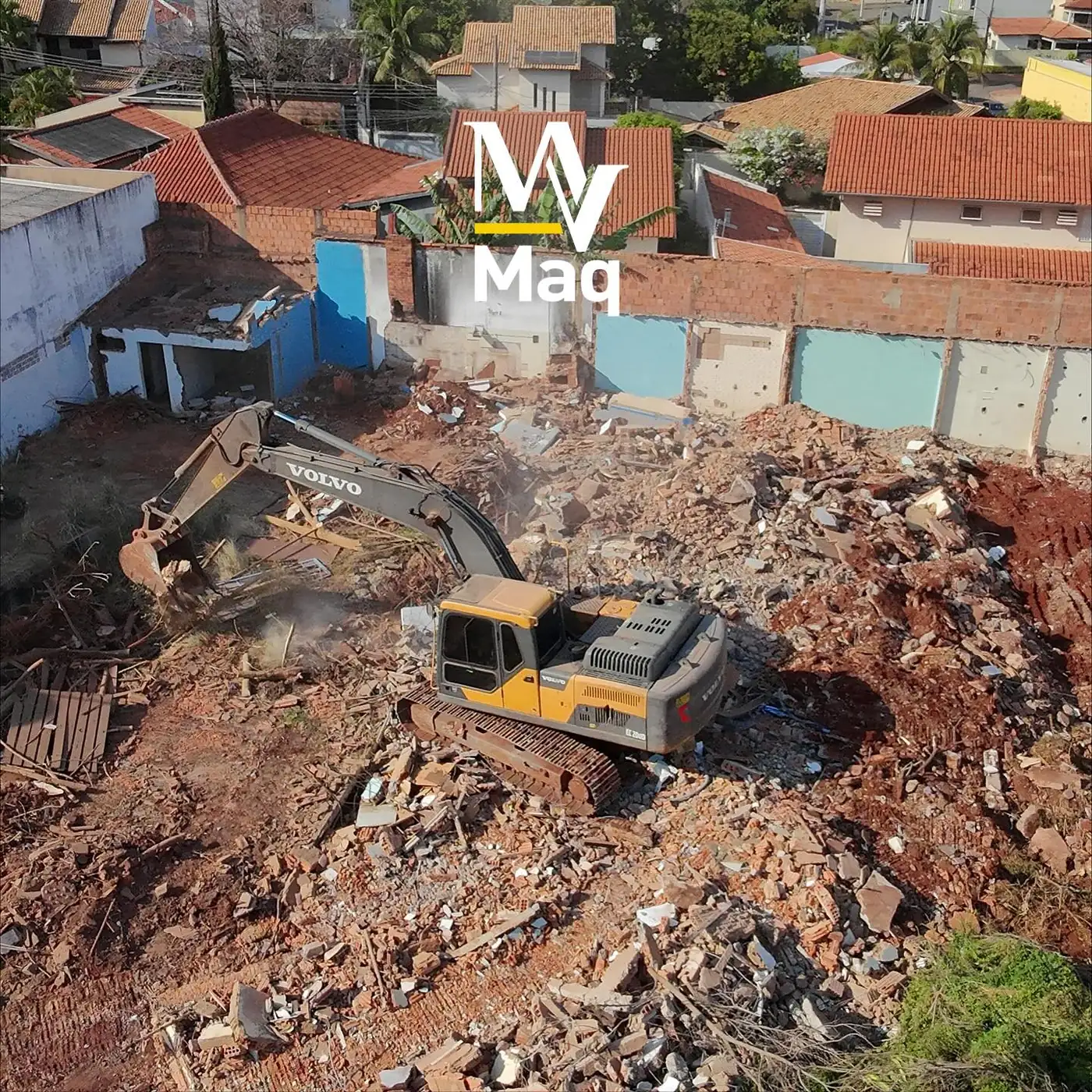 Escavadeira Volvo realizando demolição de casa em Campo Grande - MS