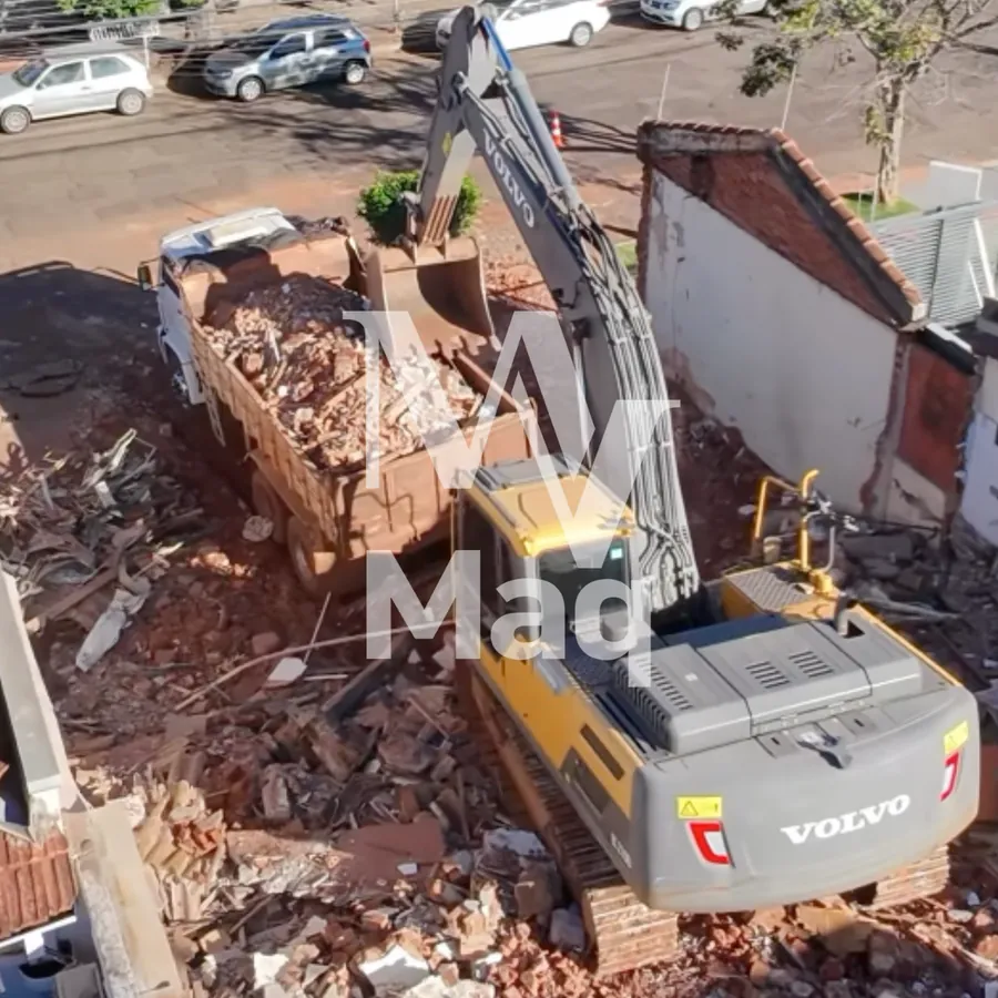 Vista aérea de escavadeira Volvo carregando entulho em caminhão