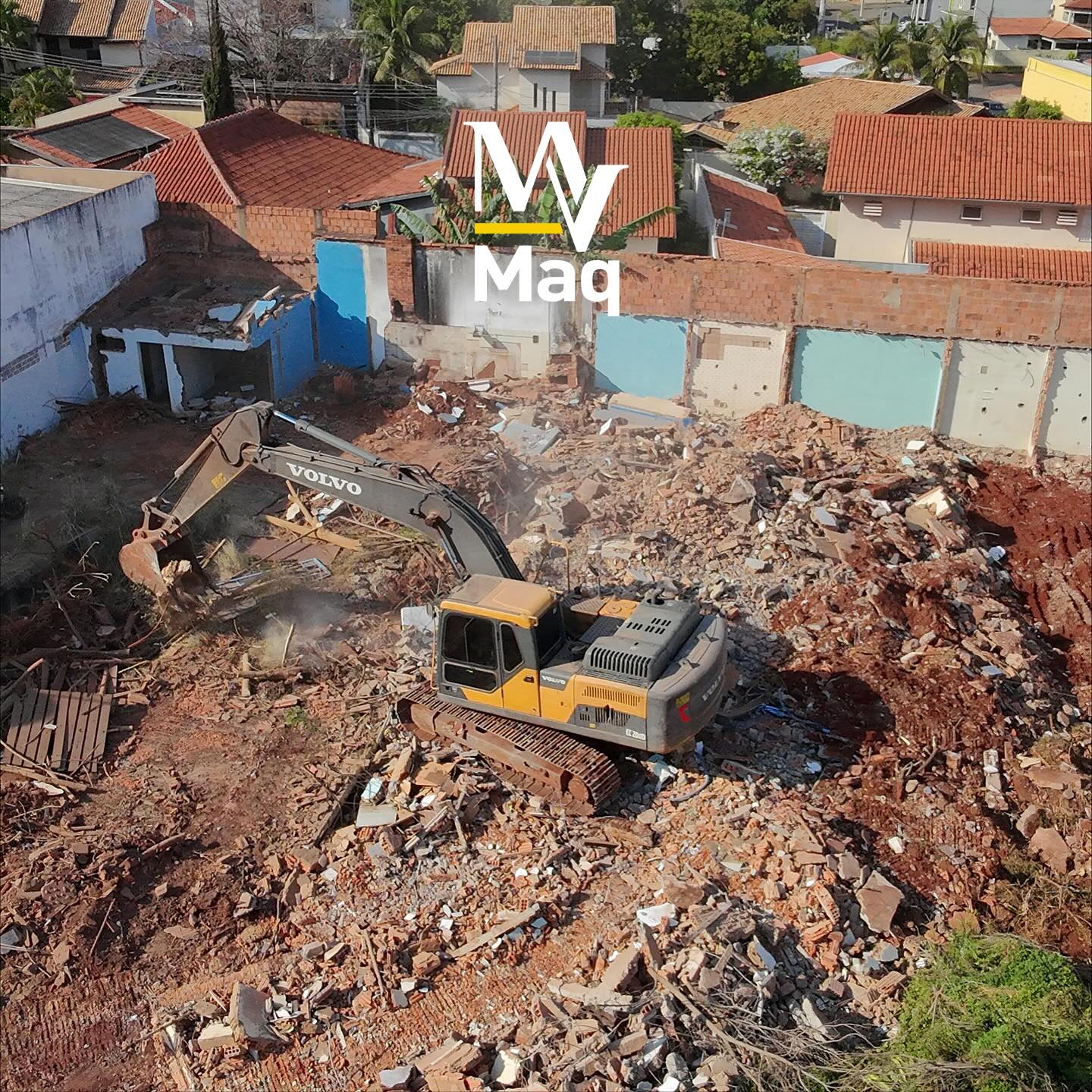 Escavadeira Volvo realizando demolição de casa em Campo Grande - MS