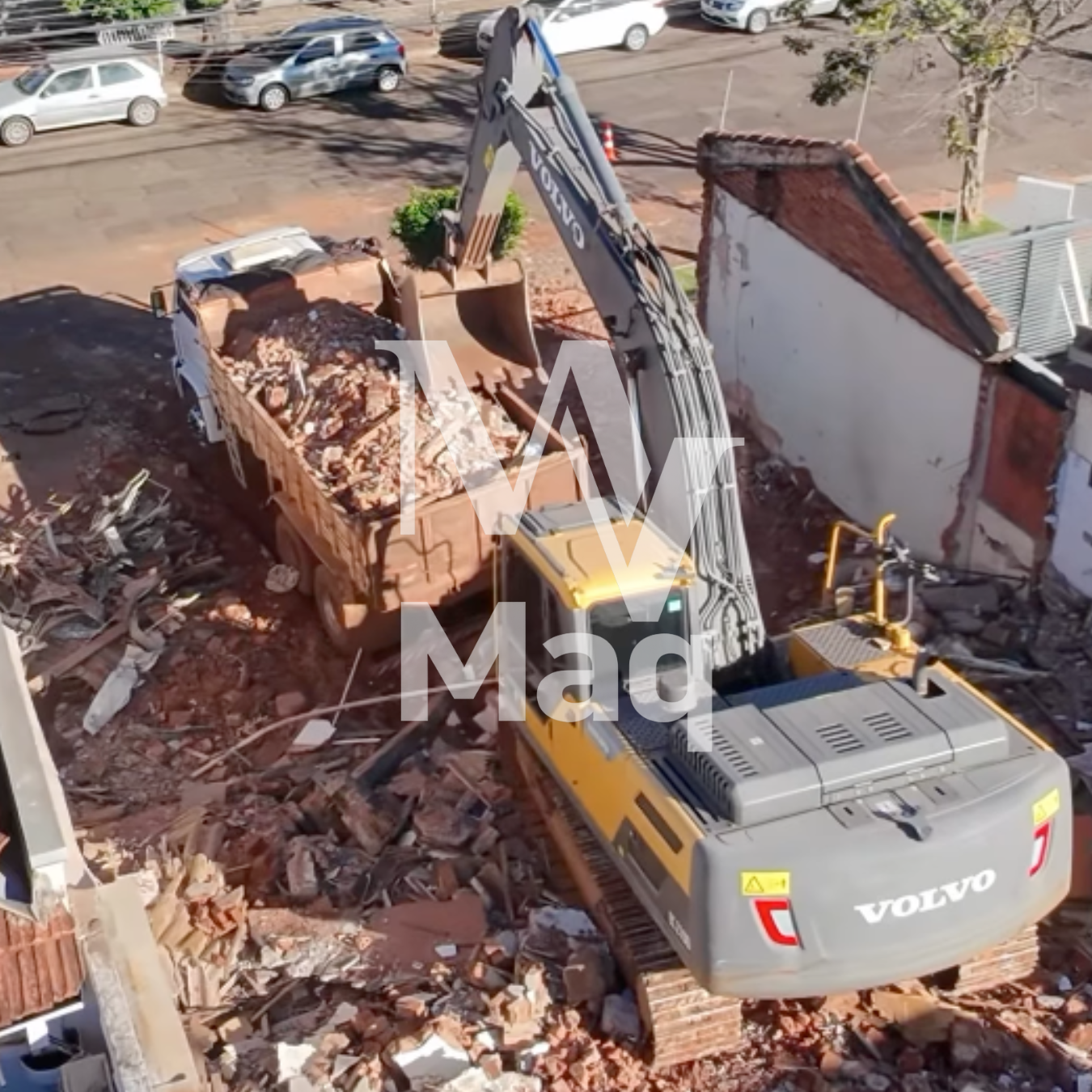 Vista aérea de escavadeira Volvo carregando entulho em caminhão